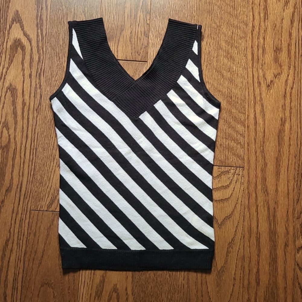 2/$25 Pretty striped sleeveless top. S